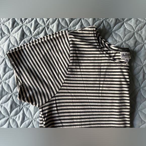Buttercream Clothing tunic tee in white & charcoal grey, size 1X - Picture 13 of 13